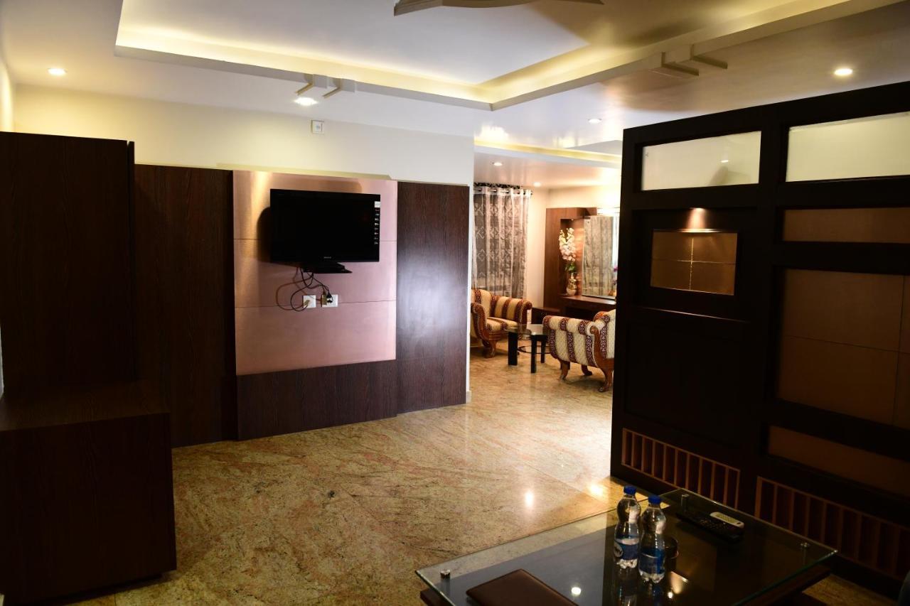 Hotel Ravisha Continental Prayagraj Esterno foto